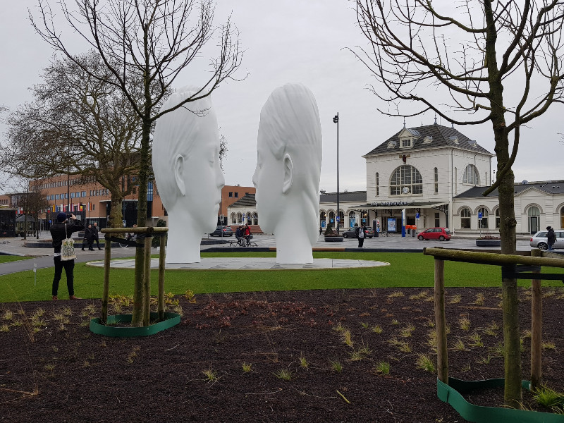 Einer der 11 Springbrunnen steht vor dem Bahnhof von Leeuwarden. Bild: Frida van Dongen